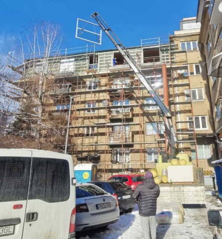 Osádzanie veľkých okien na nadstavbe bytového domu na Bulvári v Žiline